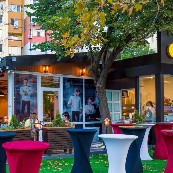 Брандиране на витрини на заведение с перфо фолио бранд: Regi Pizza Collection, Булбранд Медия ООД